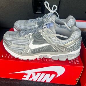 Nike Zoom Vomero 5 Cool Grey Silver Pewter FJ4151-003 Mens Size 12